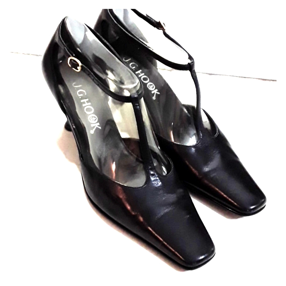 Woman's T strap closed shoe